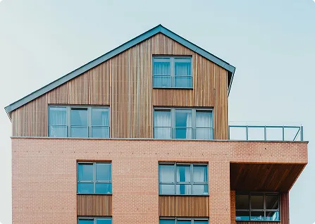Vrijstaand huis met glazen balkon en moderne kozijnen